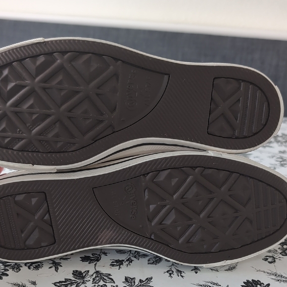 White High-Top Sneakers with Red Roses 🌹 - Picture 10 of 10